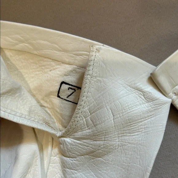 Elegant White Leather Gloves - Picture 3 of 4